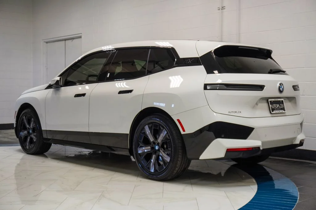 Used 2024 White BMW xDrive50 image 31
