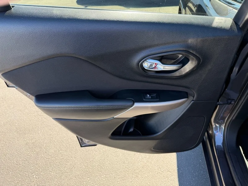 Used 2017 Granite Crystal M Jeep Latitude image 18