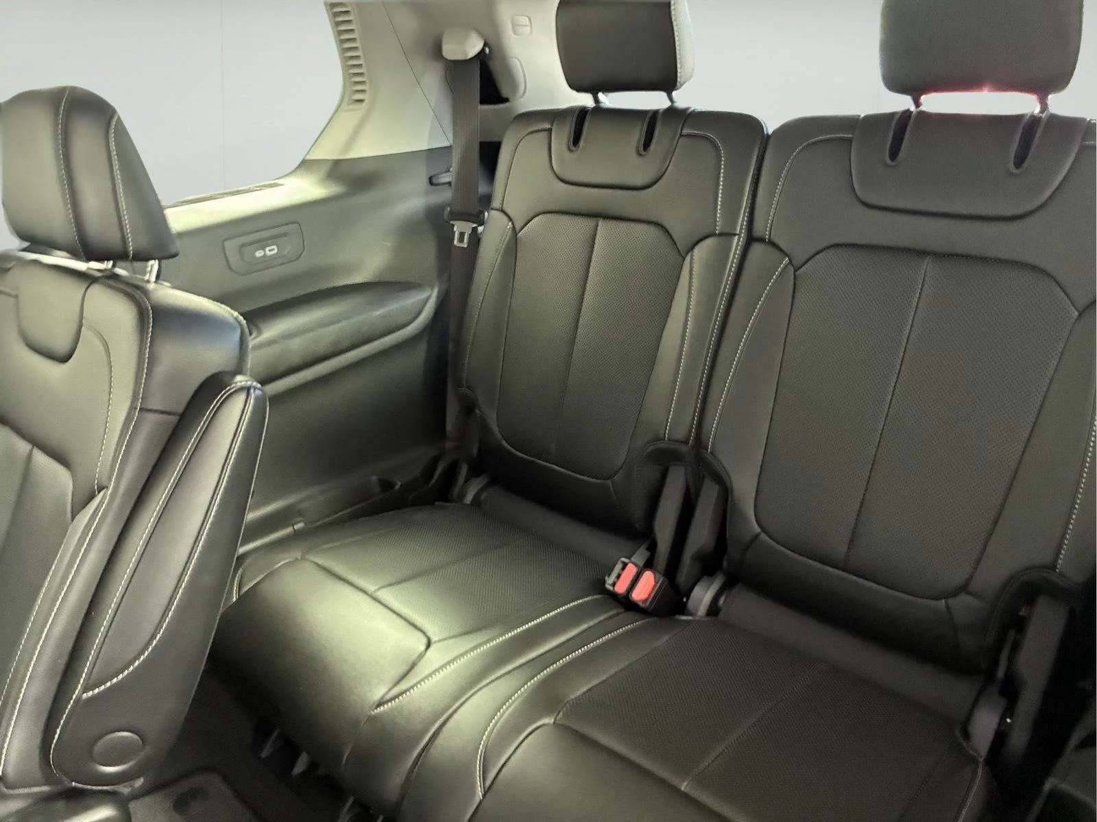 Used 2023 Ember Pearlcoat Jeep Limited image 23
