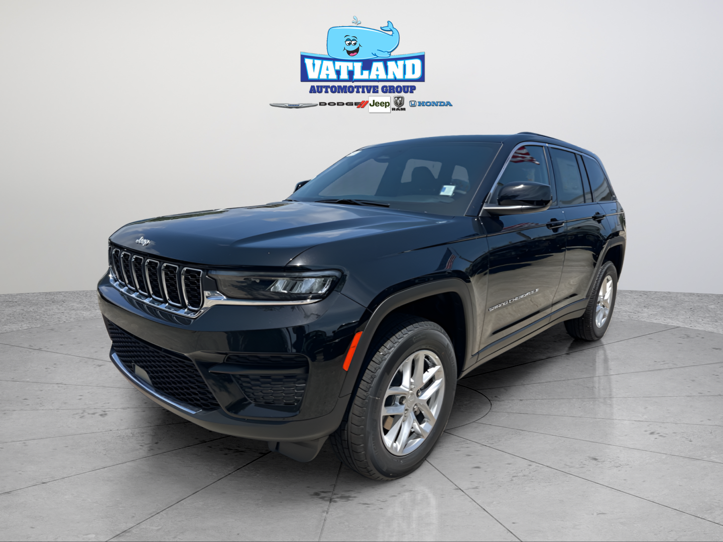 New 2026 Diamond Black Crystal Pearl-Coat Exterior Paint Jeep Laredo X image 1