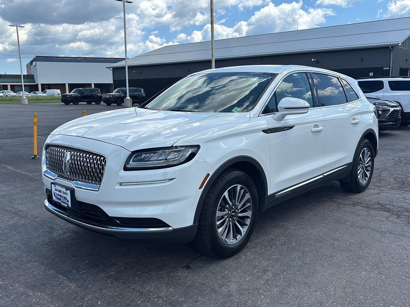 Used 2023 Pristine White Lincoln Standard image 3