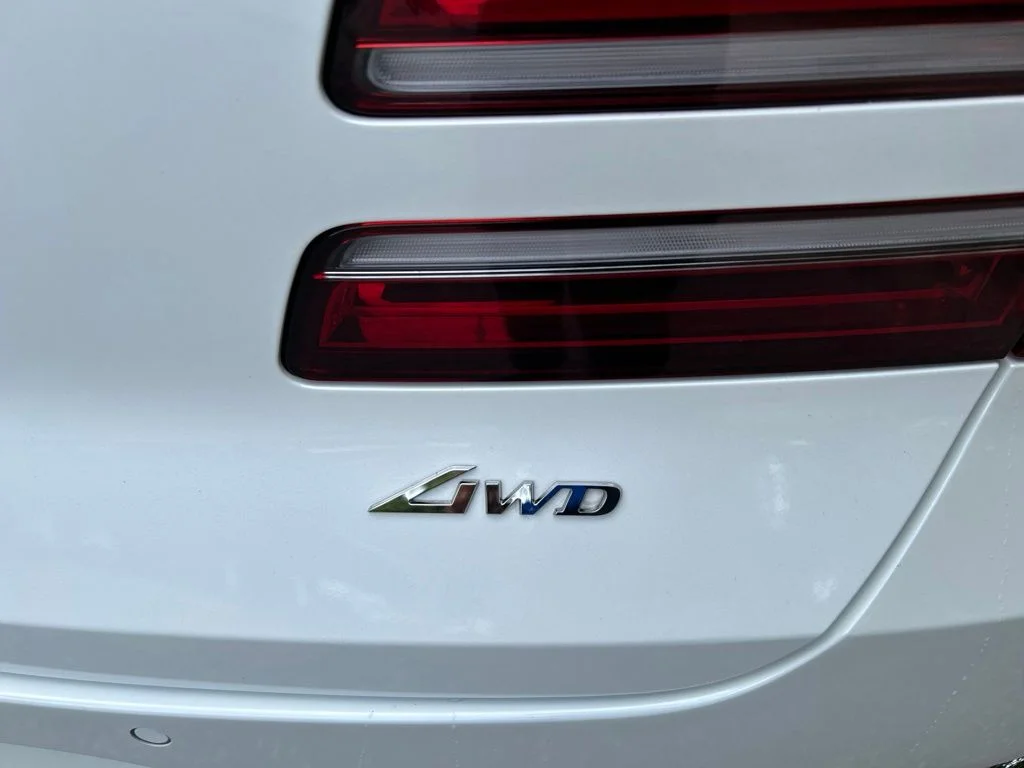 Used 2025 White Genesis 2.5T image 10
