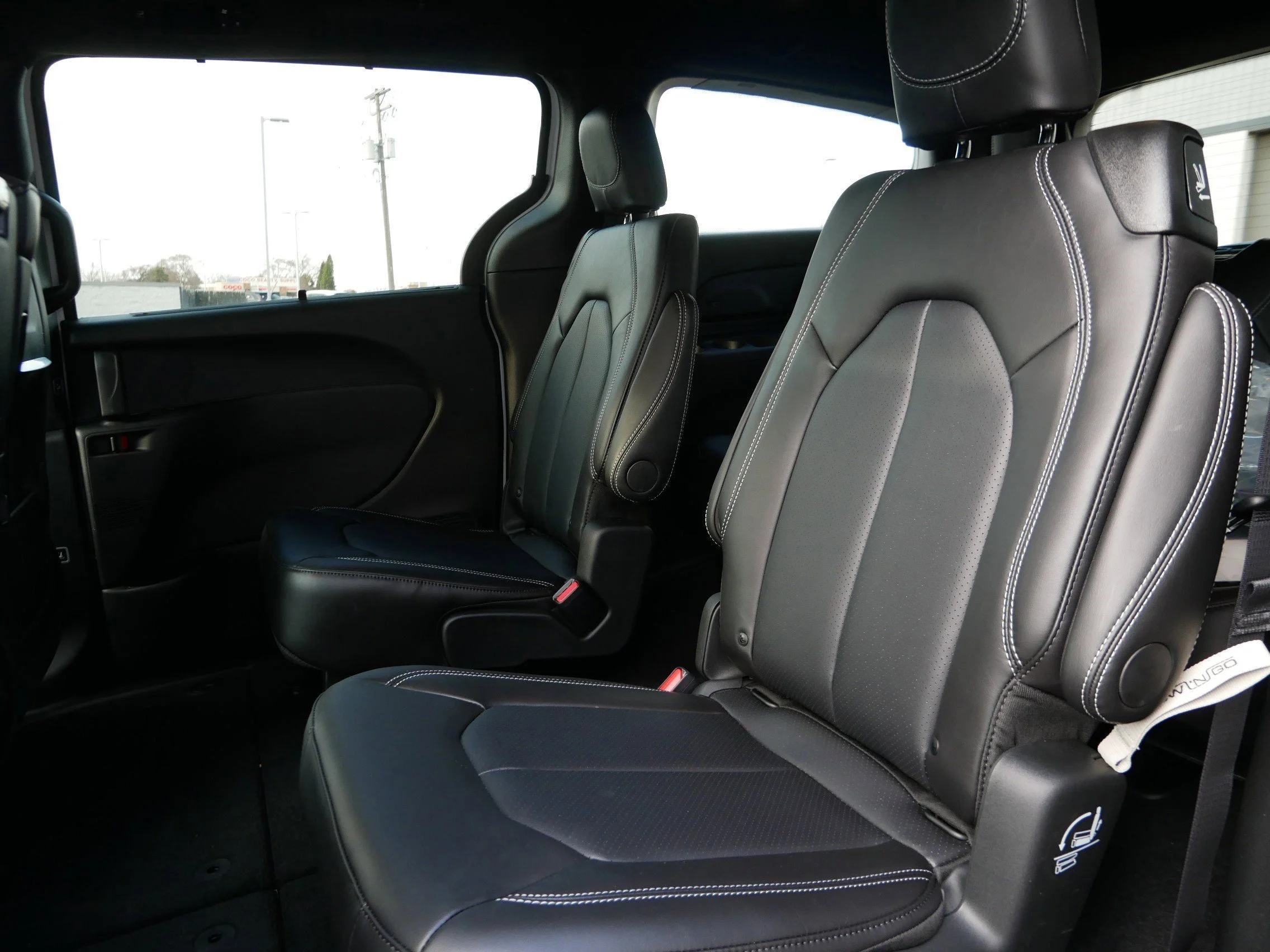 New 2026 Bright White Clear-Coat Exterior Paint Chrysler Select image 10