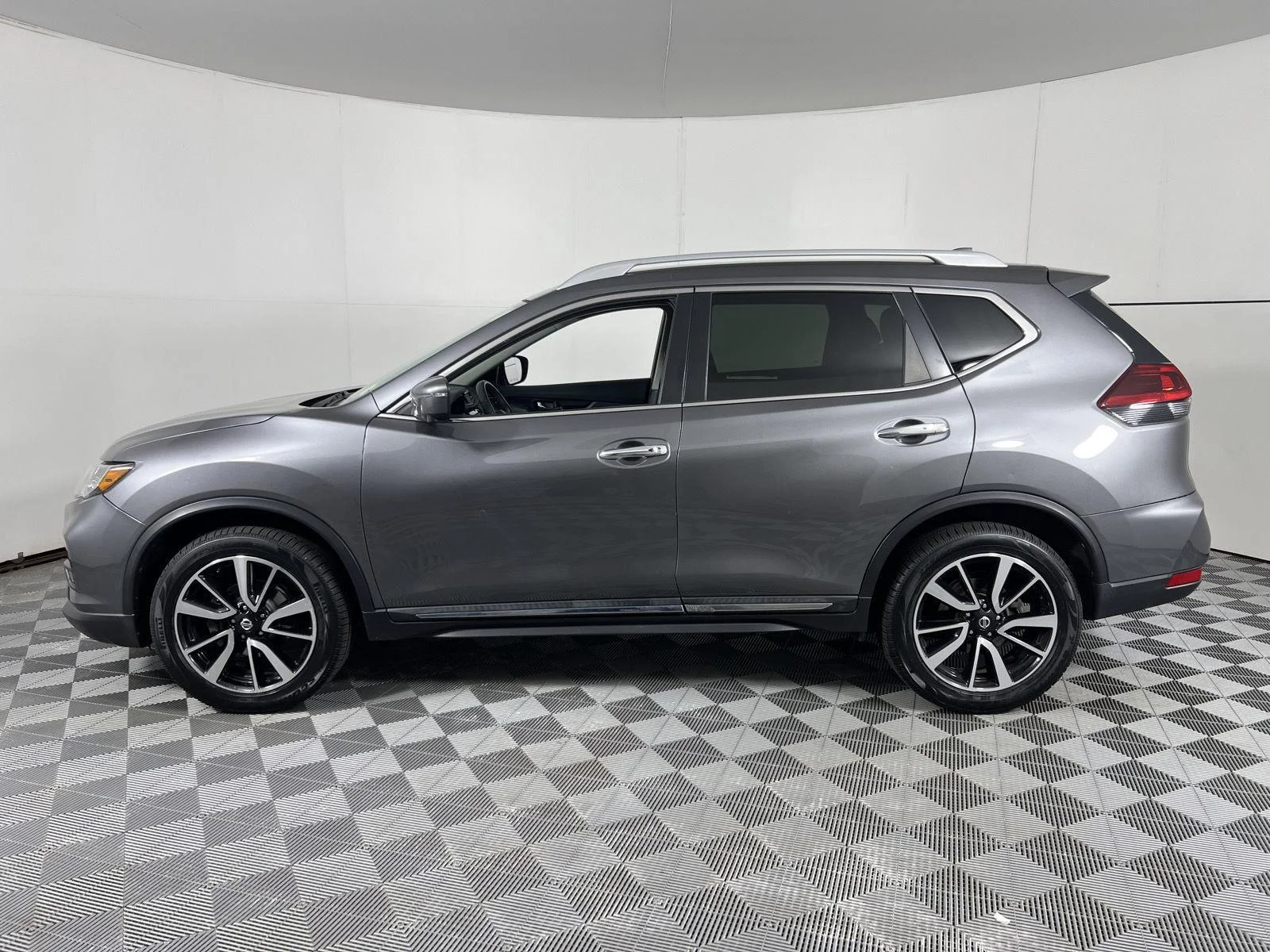 Used 2019 Gun Metallic Nissan SL image 7
