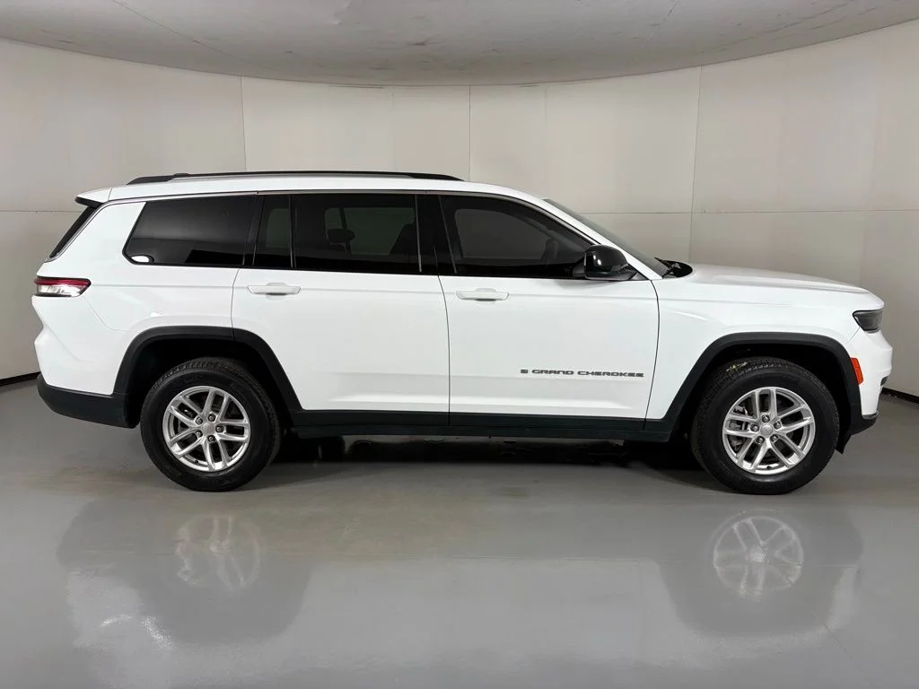 Used 2022 White Jeep Laredo image 9