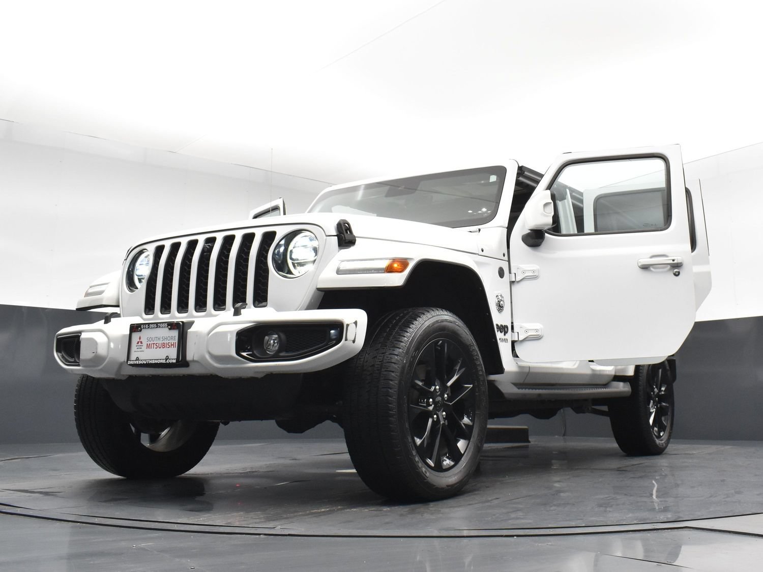 Used 2022 Bright White Clearcoat Jeep Unlimited High Altitude image 33