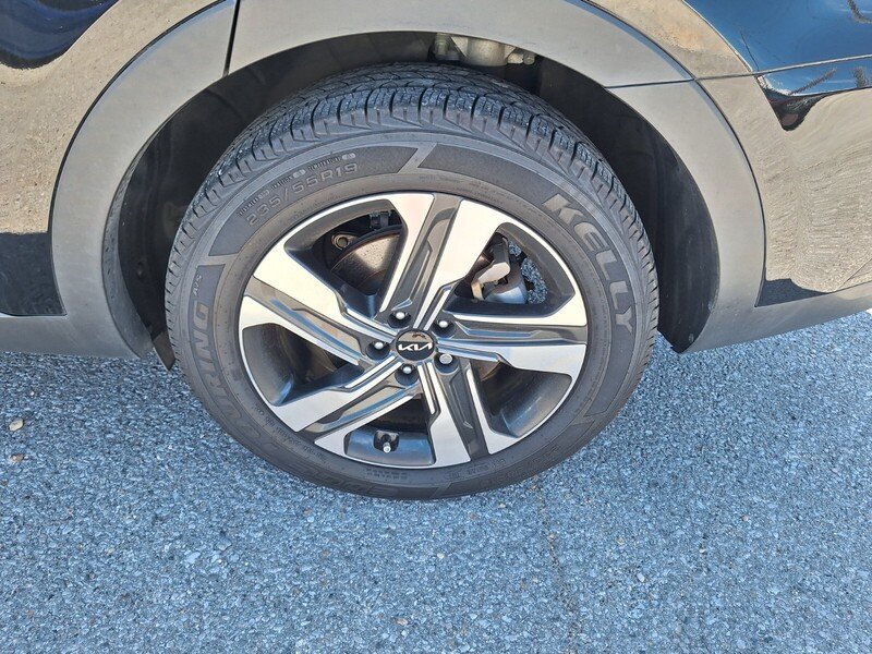 Used 2022 Black Kia EX image 25
