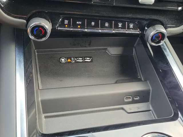2025 Chevrolet Suburban Premier - Photo 35