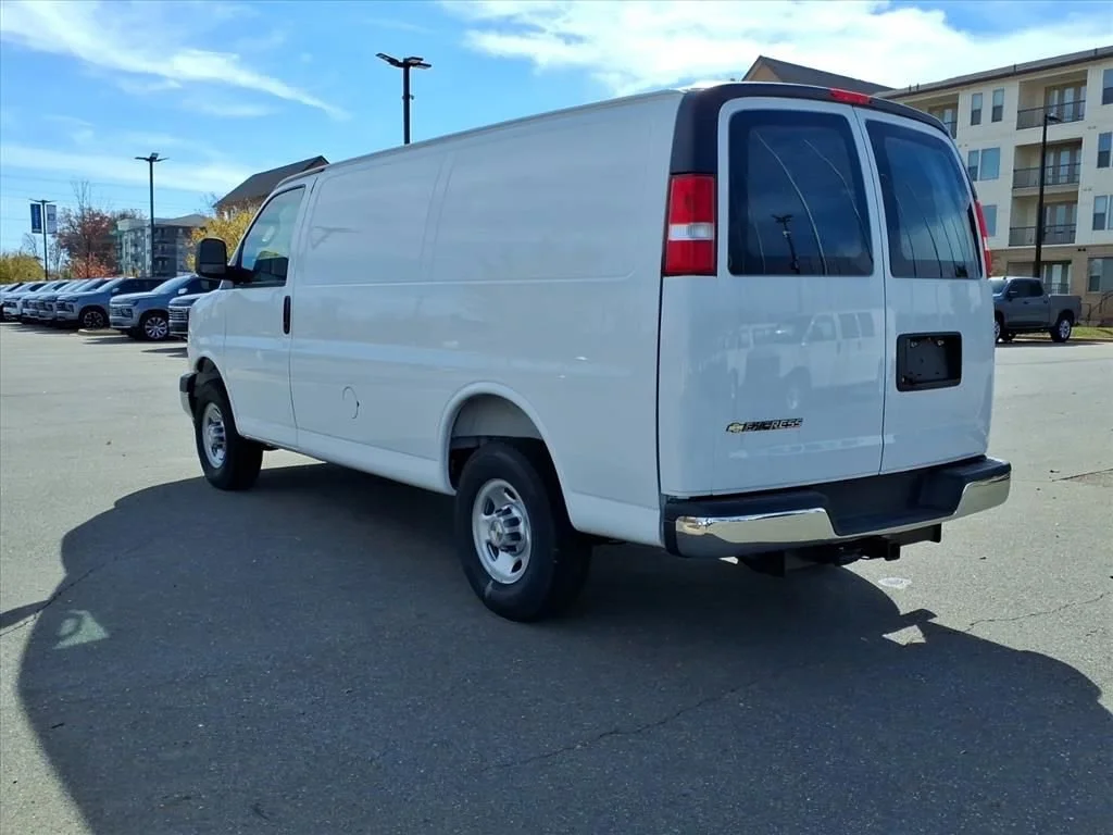 New 2026 Summit White Chevrolet WT image 34