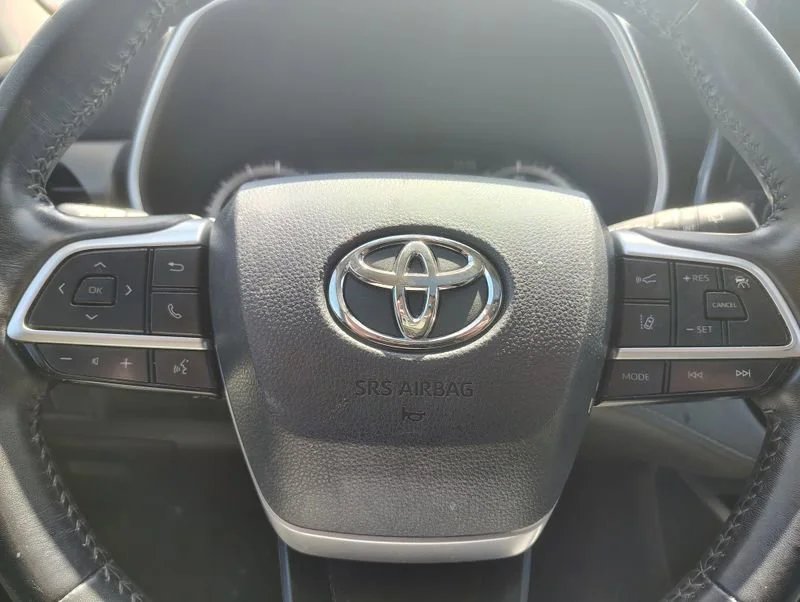 Used 2023 Off-white Toyota XLE image 11