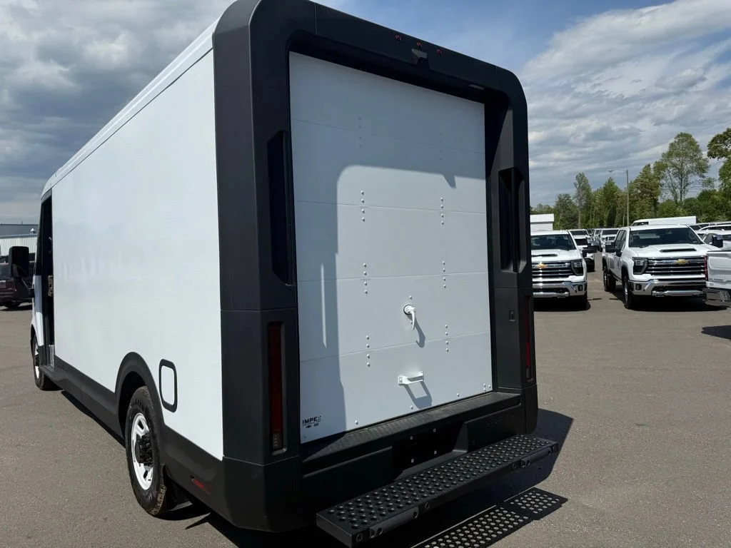 Used 2024 Oyster White BrightDrop EJY image 2