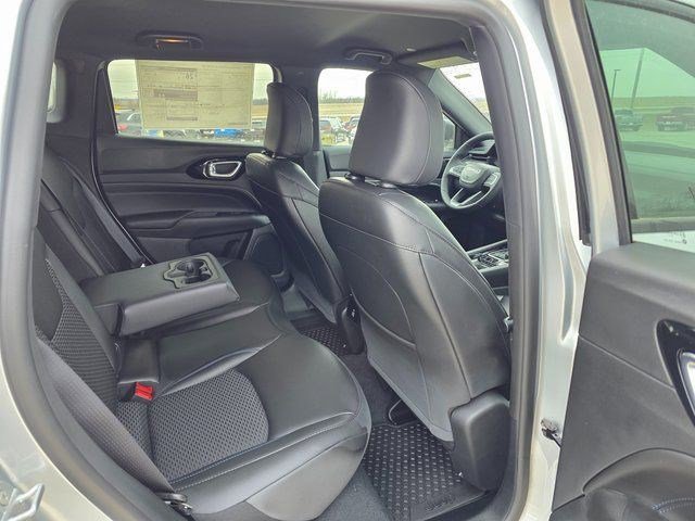 New 2026 Silver Zynith Metallic Clearcoat Jeep Latitude Altitude image 12