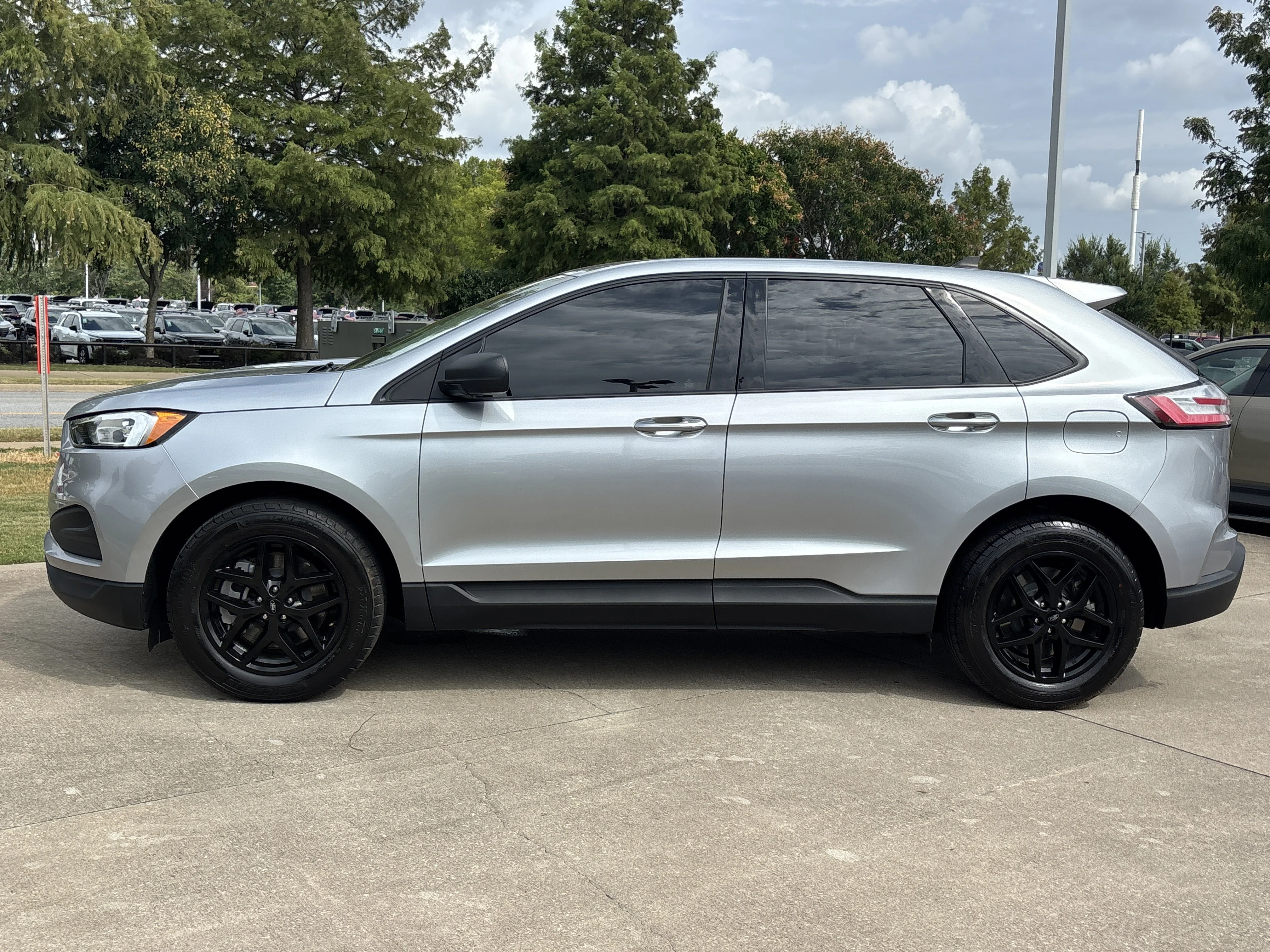 Used 2023 Iconic Silver Metallic Ford SE AWD image 9
