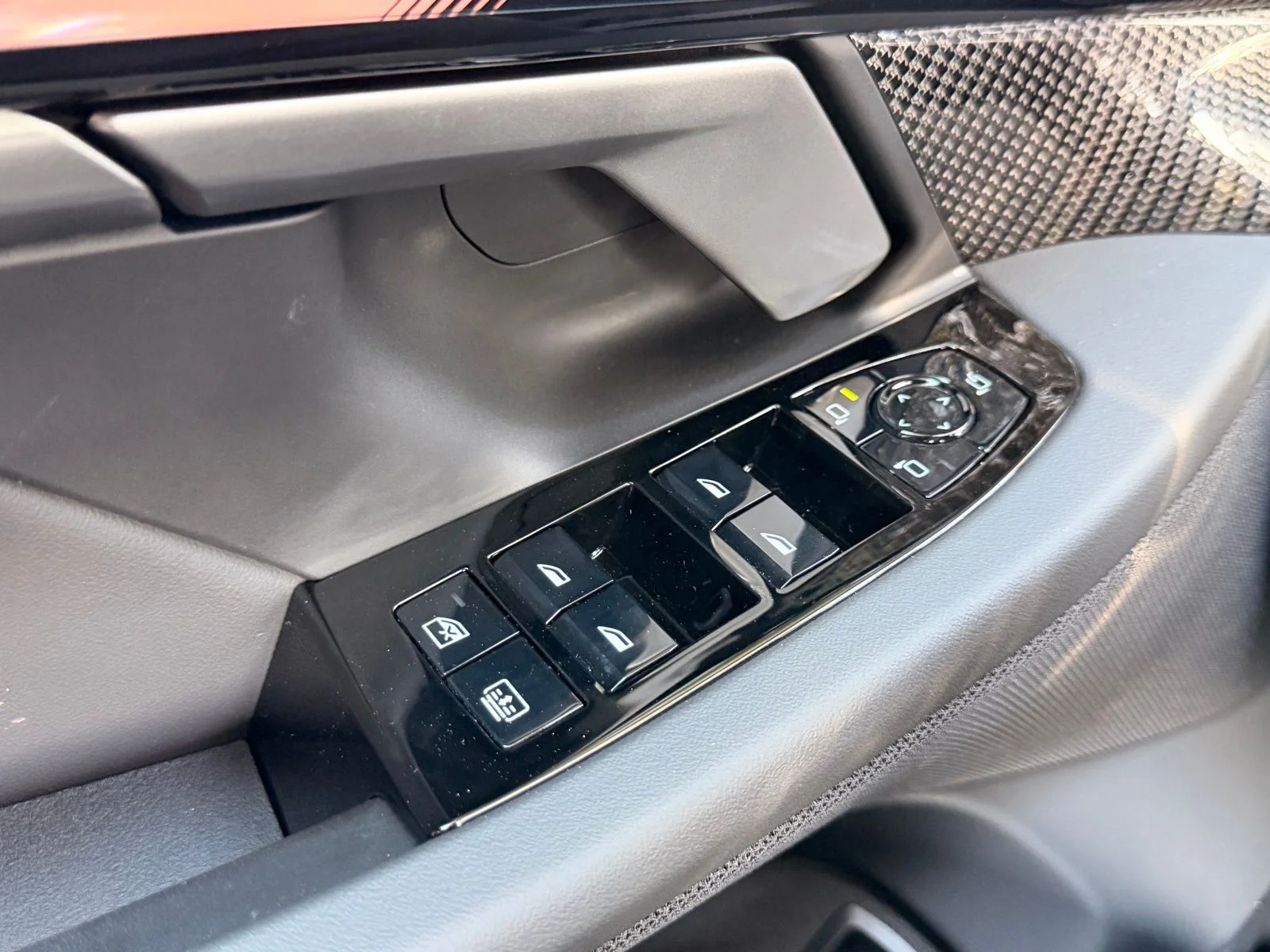 2026 BMW 5 Series 550e - Photo 21