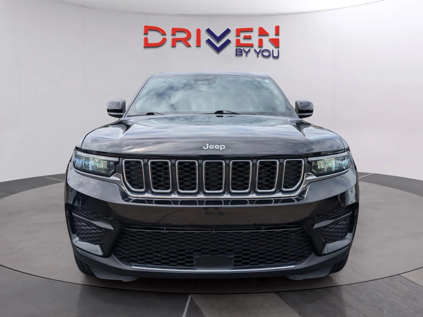 Used 2024 Diamond Black Crystal Pearlcoat Jeep Laredo image 8