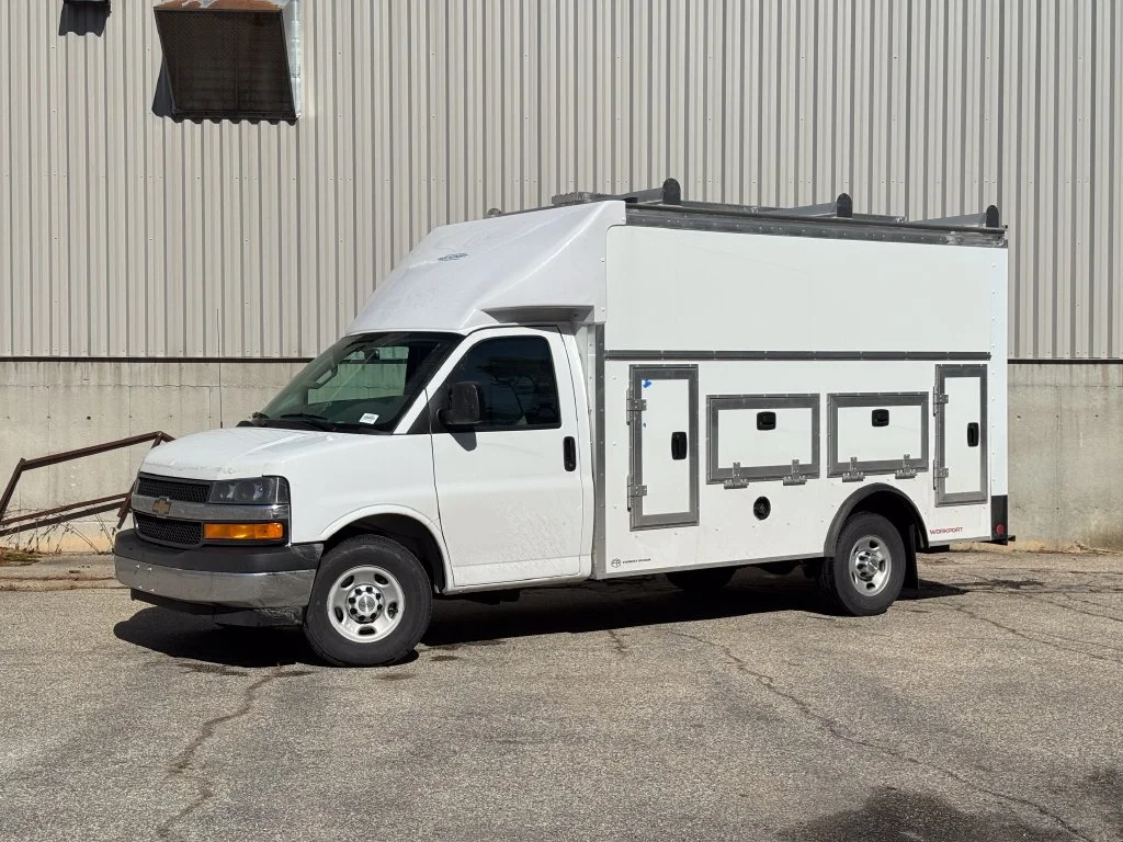 New 2026 Summit White Chevrolet 1WT image 2