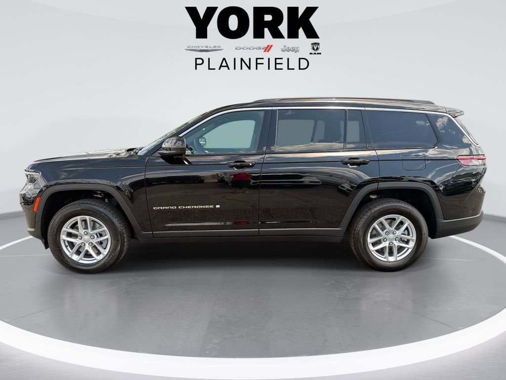 New 2026 Diamond Black Crystal Pearlcoat Jeep Laredo image 8