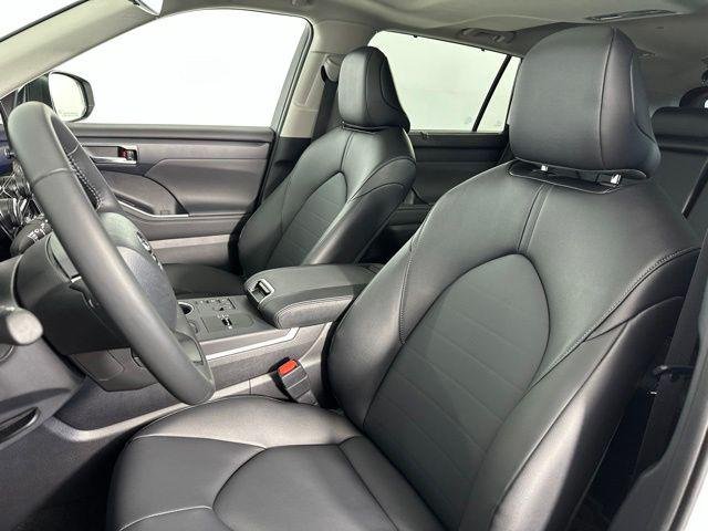 Certified Used 2026 WIND CHILL PEARL Toyota  image 18