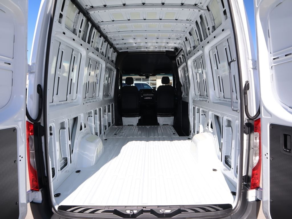 Used 2025 Arctic White Mercedes-Benz Cargo 170 WB image 31