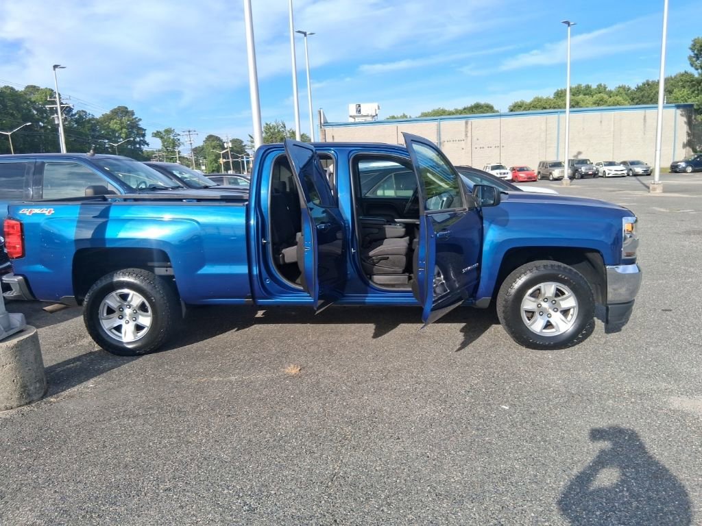 Used 2016 DEEP OCEAN BLUE METALLIC Chevrolet LT image 16