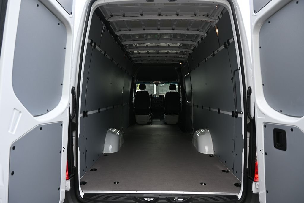 New 2026 Arctic+White Mercedes-Benz Cargo 170 WB image 26