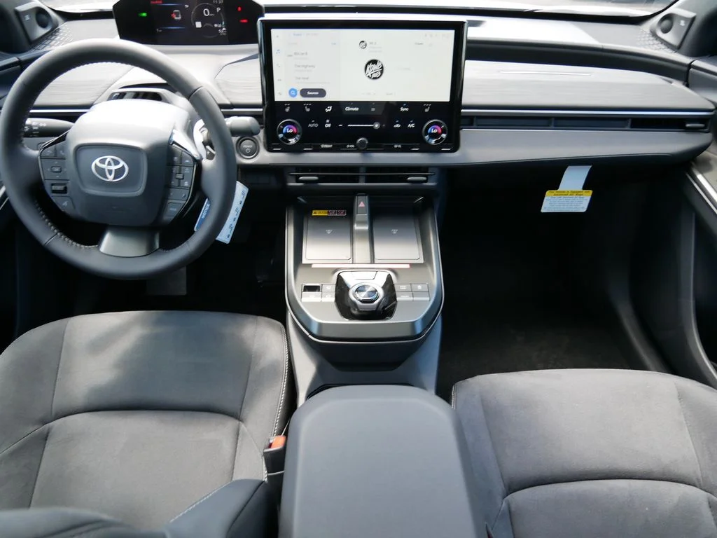 New 2026 Wind Chill Pearl <sup>1</sup> Toyota  XSE image 7