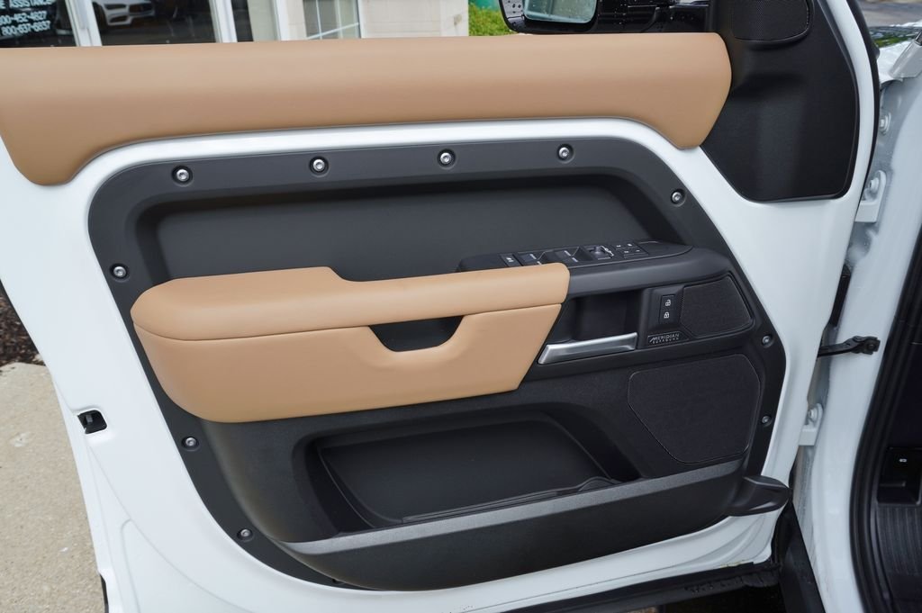 New 2026 Fuji White Land Rover X-Dynamic SE image 9
