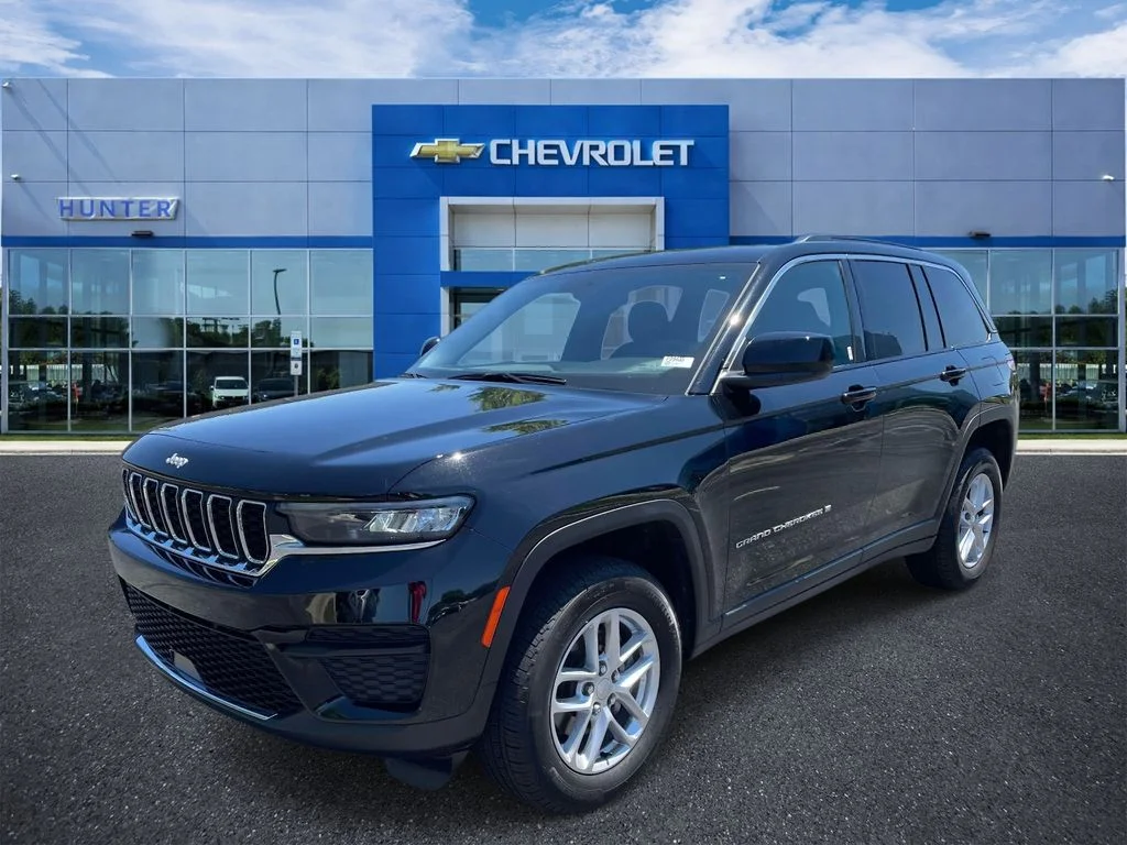 Used 2025 Diamond Black Crystal Pearlcoat Jeep Laredo X image 3