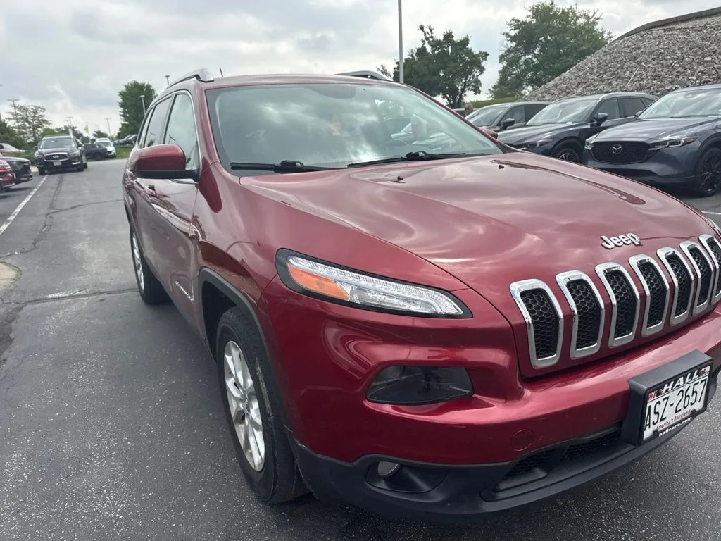 Used 2015 Red Jeep Latitude image 3