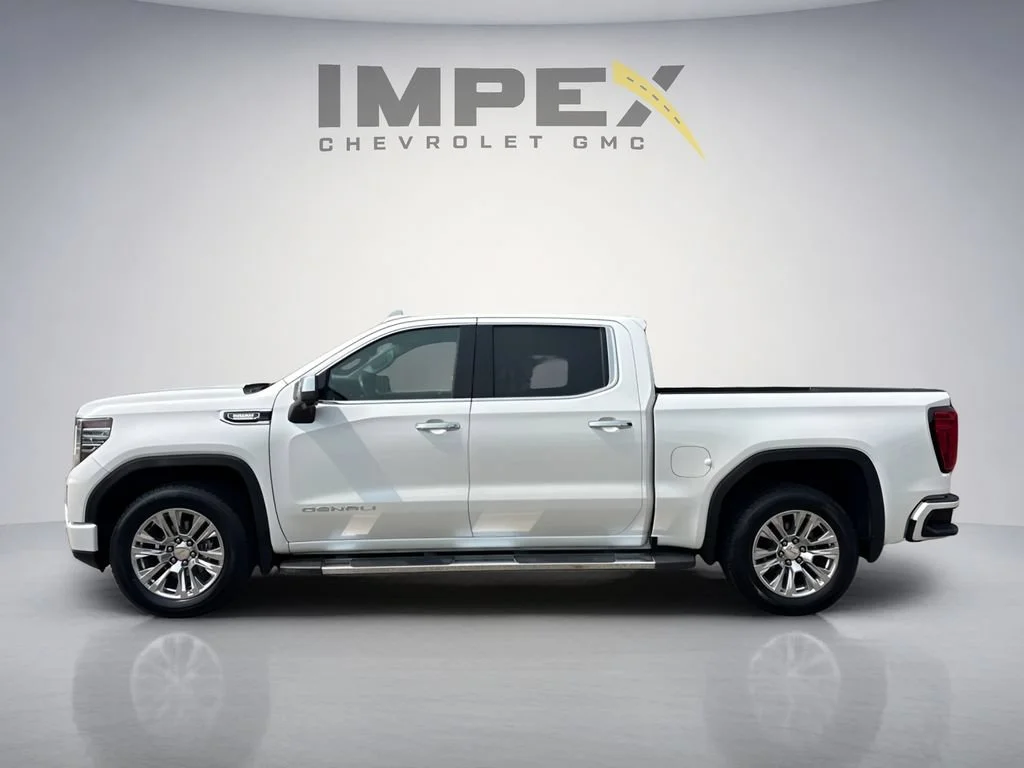 Used 2022 White Frost Tricoat GMC Denali image 2