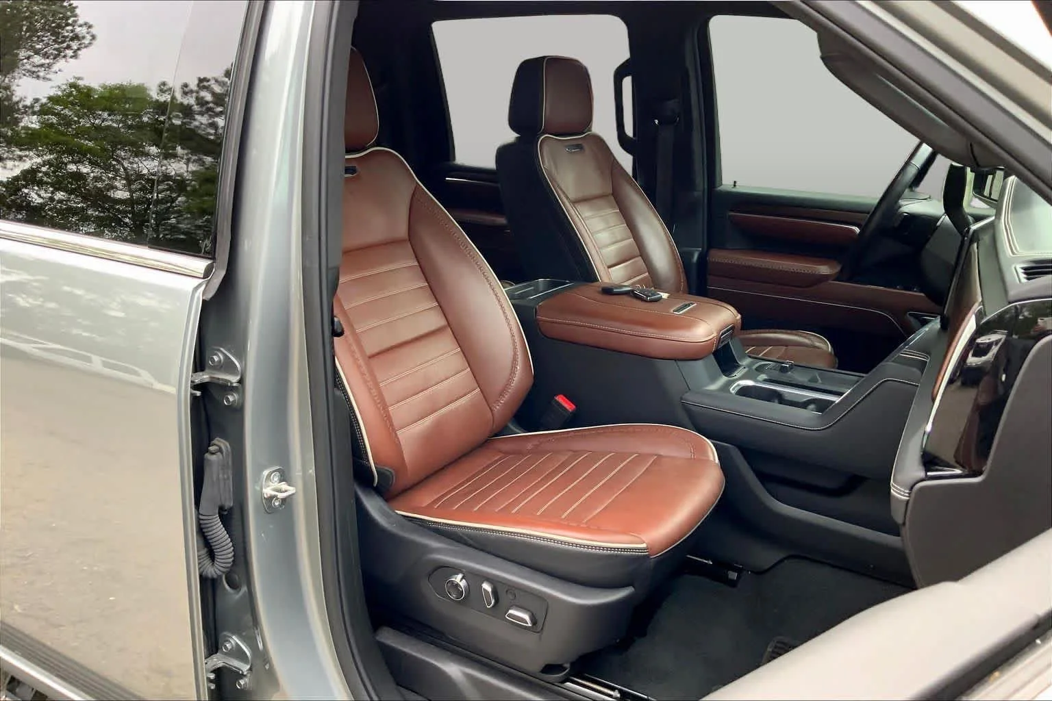 Used 2024 Sterling Metallic GMC Denali Ultimate image 15