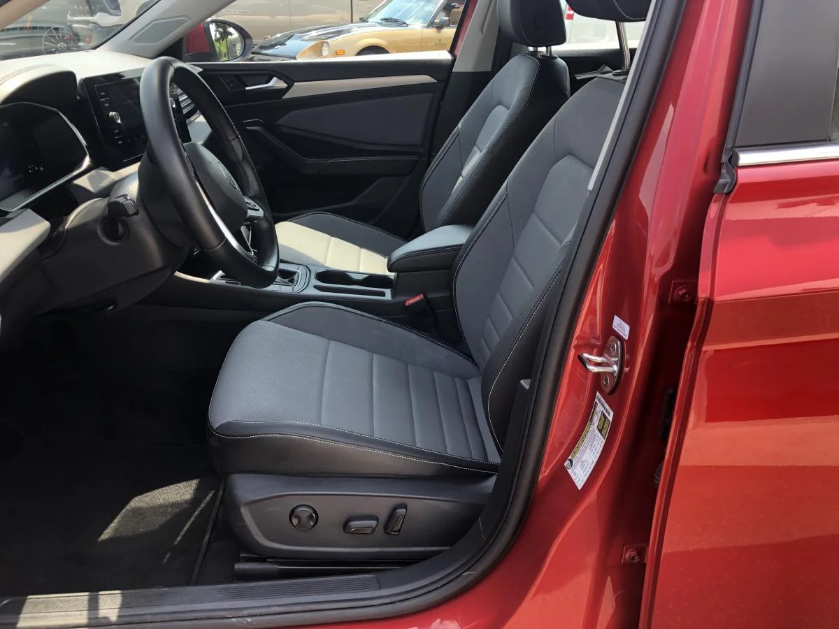 Used 2025 Red Volkswagen Comfortline Auto image 11