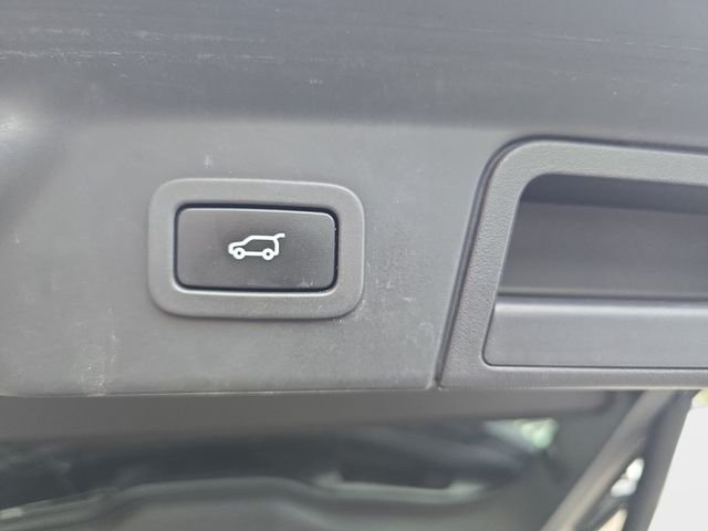 Used 2018 Silver Land Rover S image 16