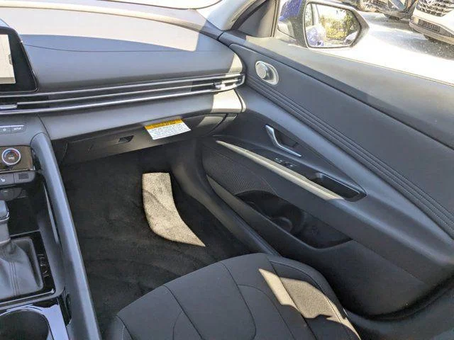 2025 Hyundai Elantra SEL - Photo 37