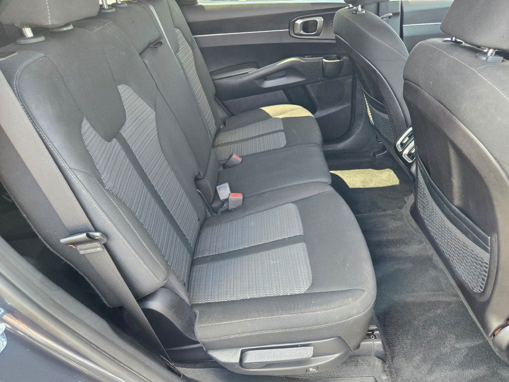 2022 Kia Sorento LX - Photo 9