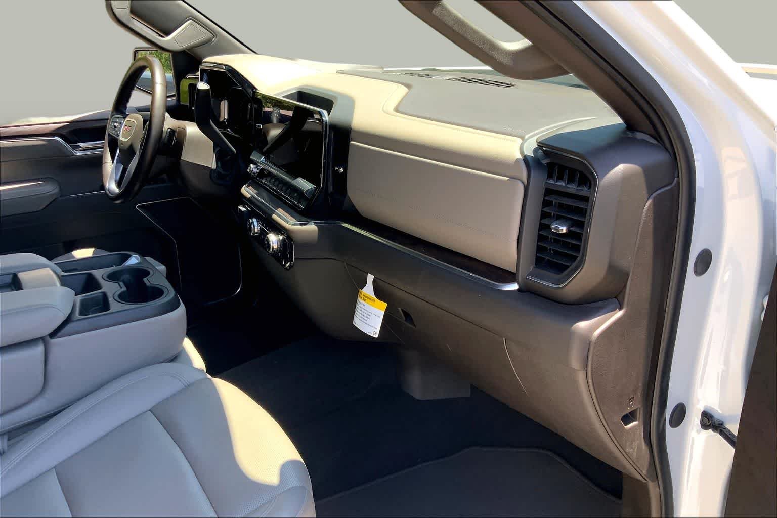 Used 2025 Summit White GMC SLT image 18