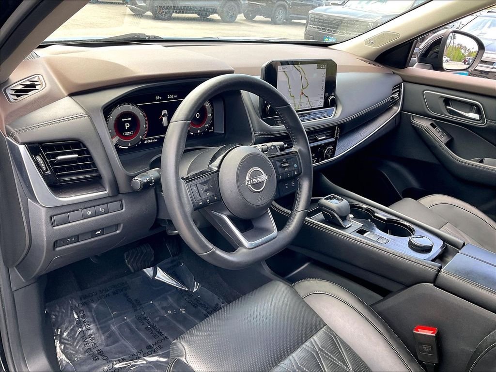 Used 2023 Super Black Nissan Platinum image 8