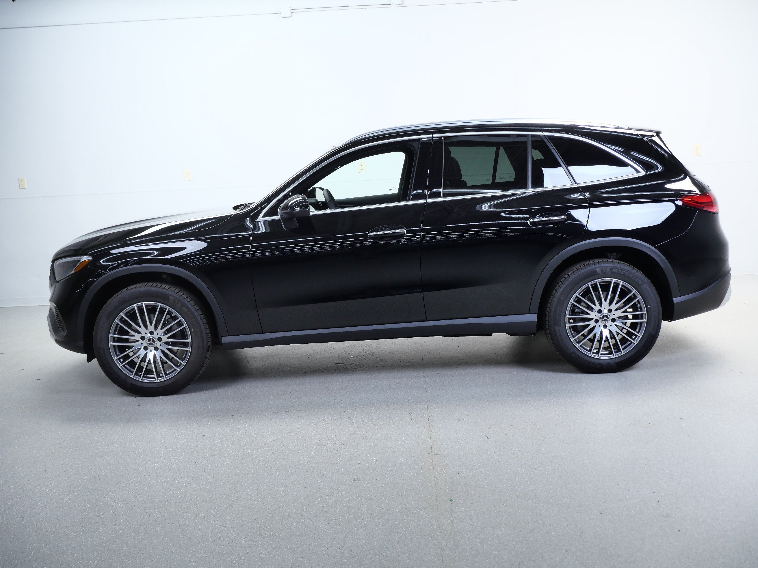New 2026 Black Mercedes-Benz GLC 300 image 4