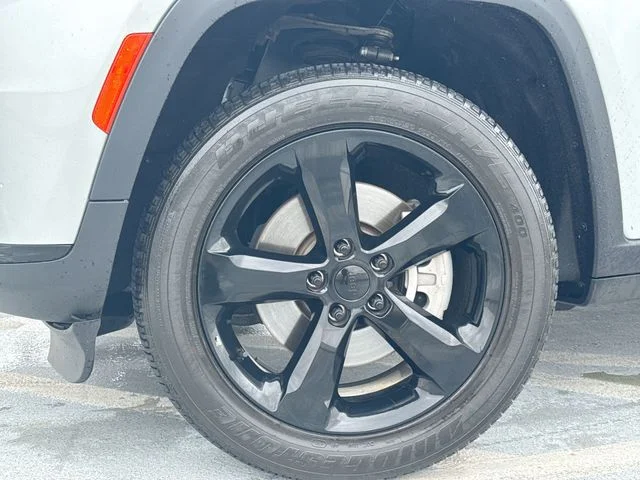 Used 2023 Silver Jeep Altitude image 10