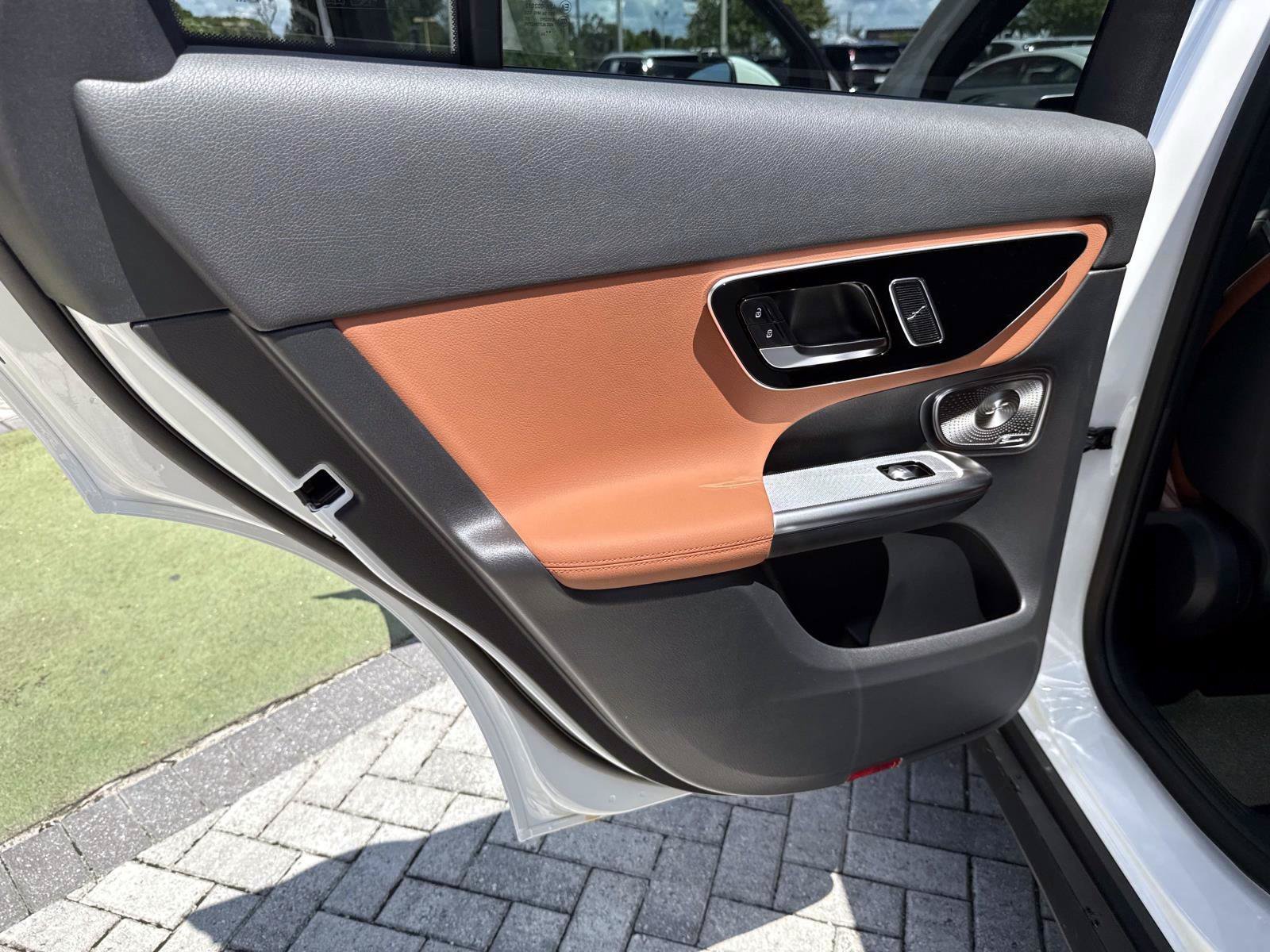 New 2027 Polar White Mercedes-Benz 300 SUV image 12