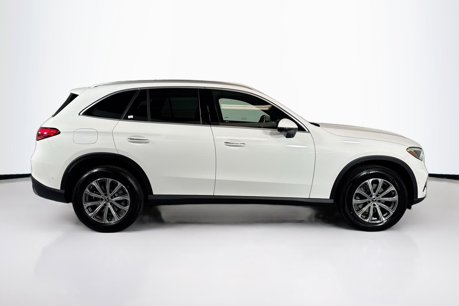New 2026 Polar White Mercedes-Benz GLC 300 image 4