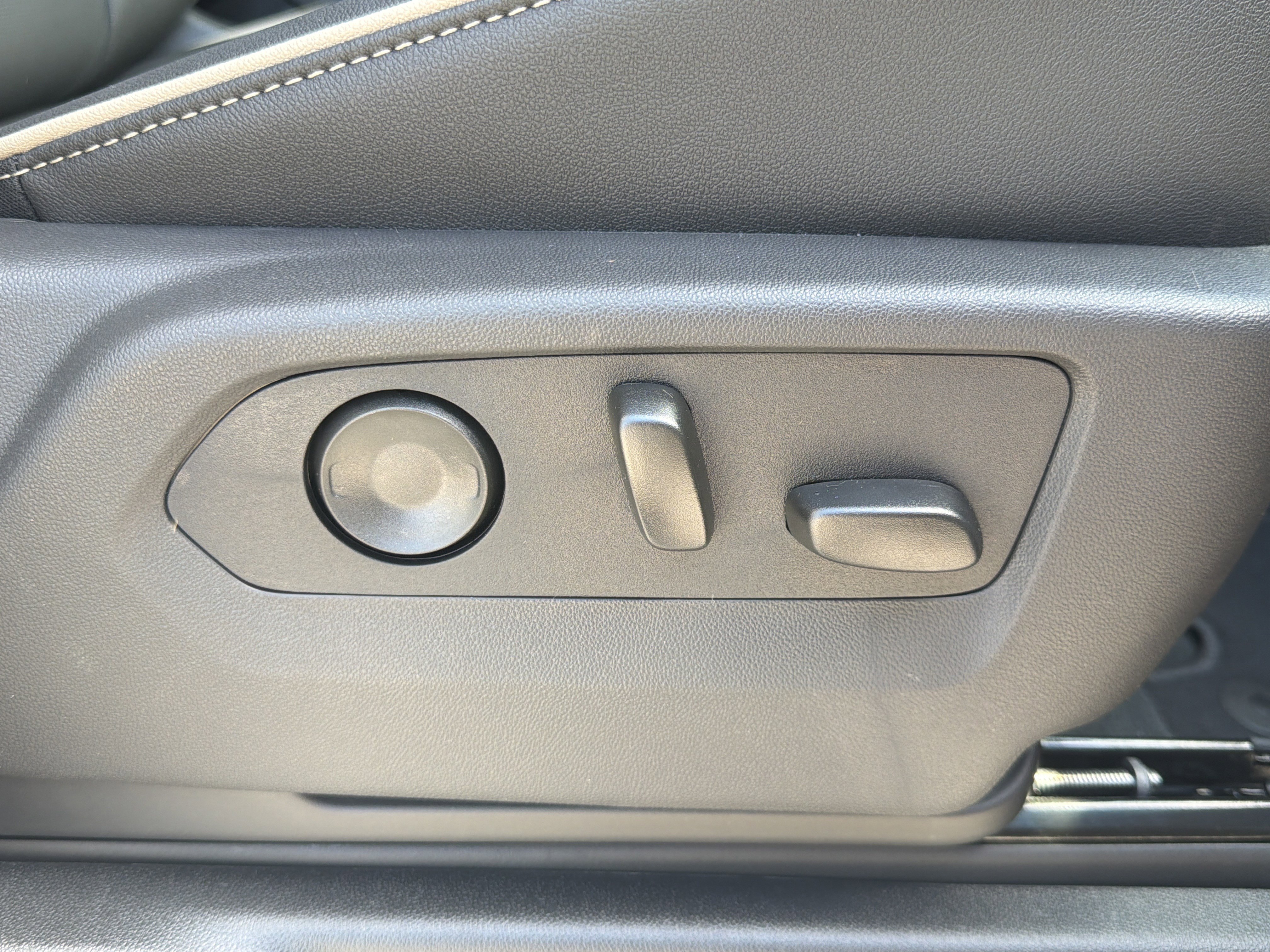 New 2026 Sterling Metallic GMC Elevation image 16