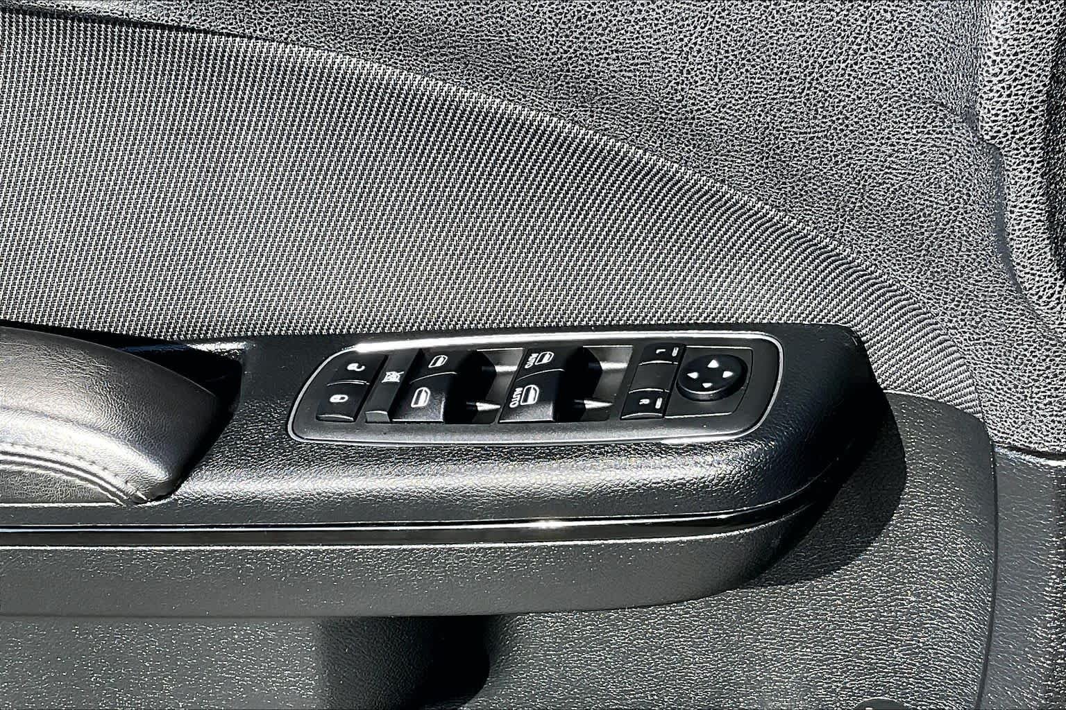 Used 2018 Pitch Black Clearcoat Dodge SXT image 32