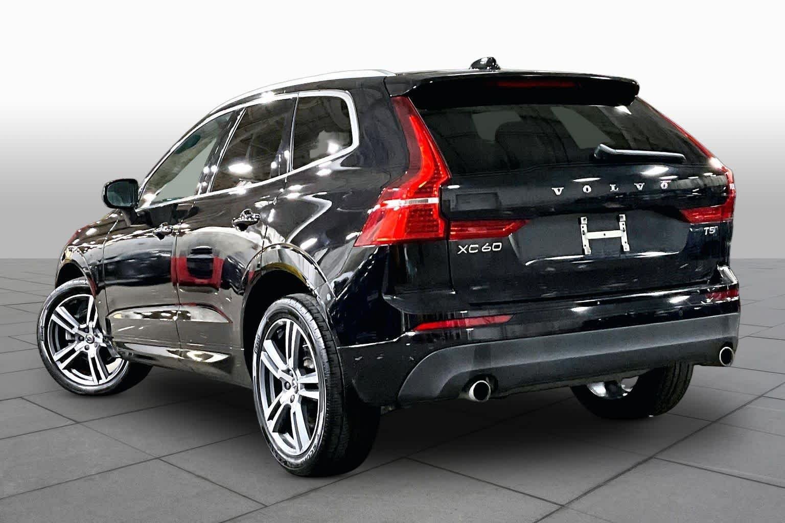 Used 2021 Onyx Black Metallic Volvo Momentum image 12