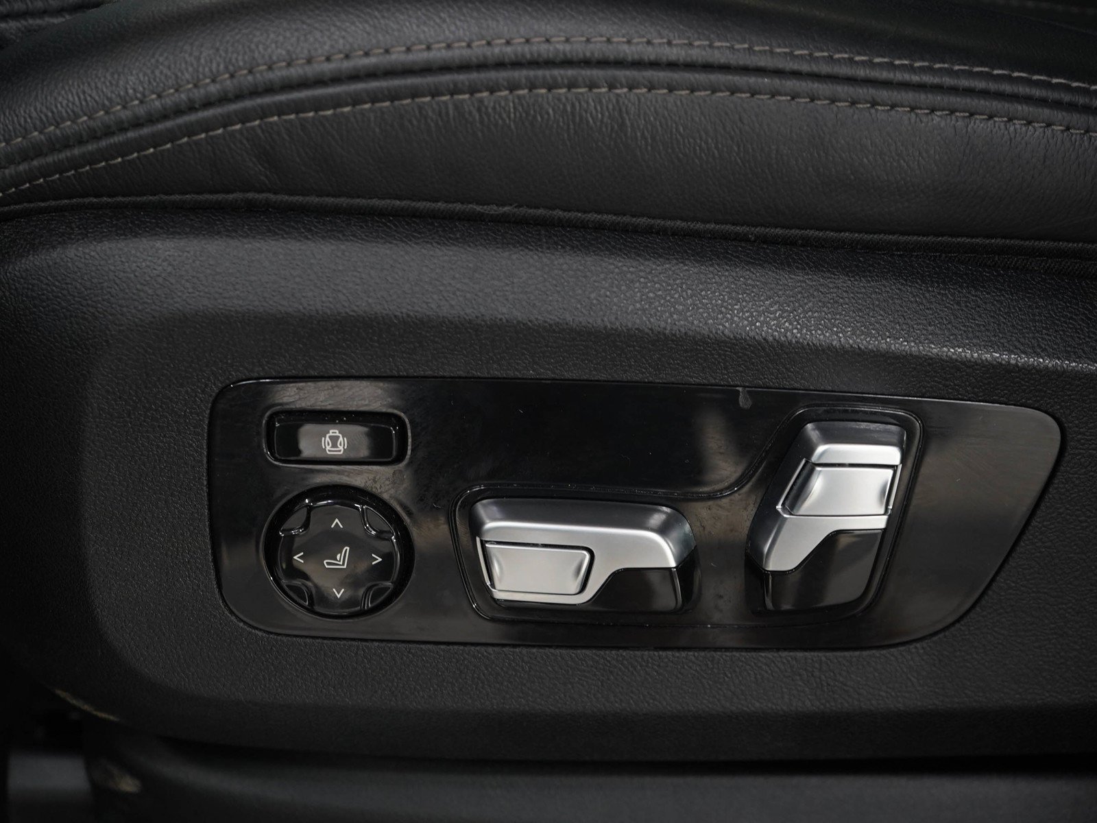 Used 2020 Black BMW xDrive40i image 26