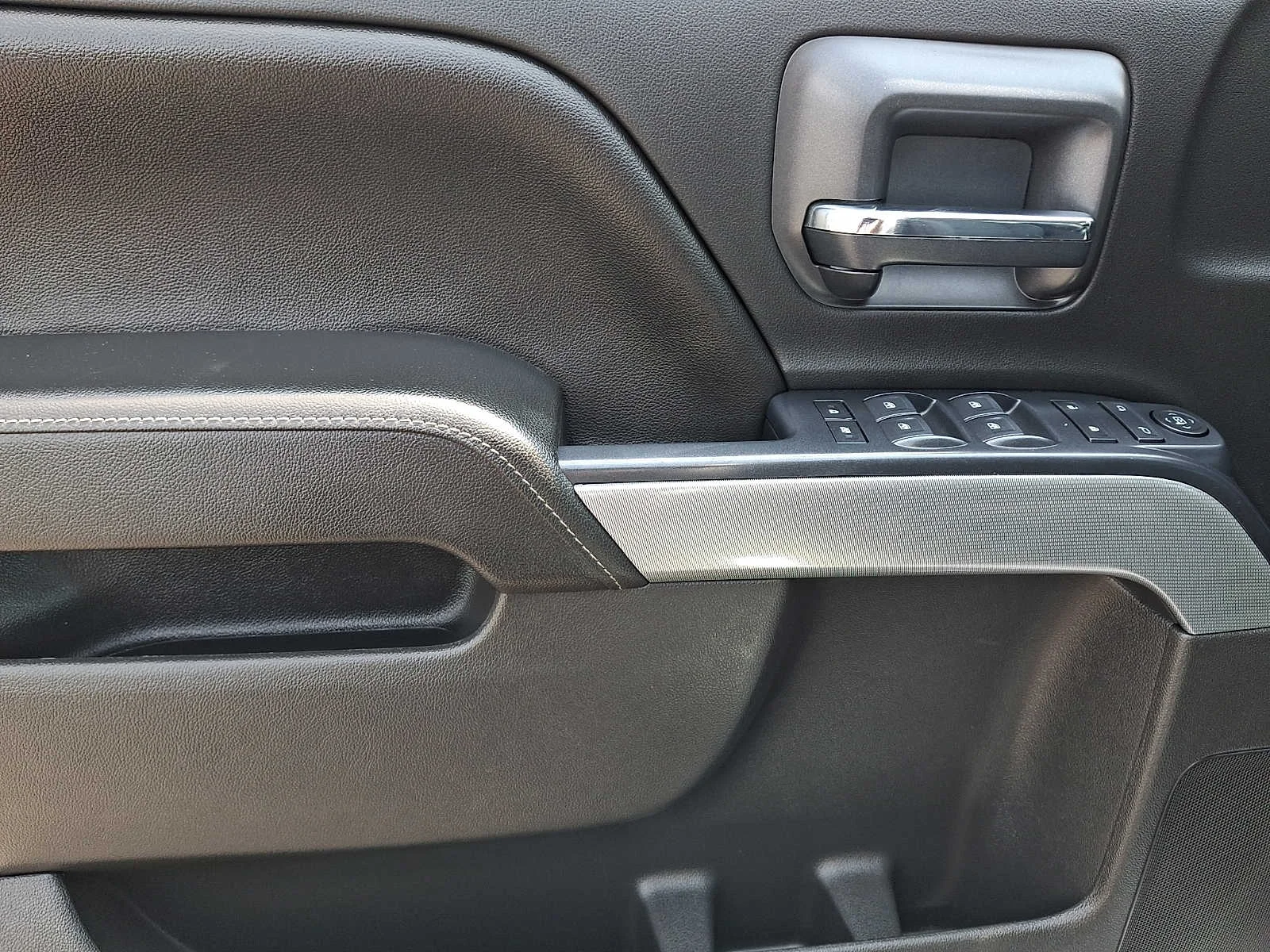 Used 2018 Silver Ice Metallic Chevrolet LT image 12