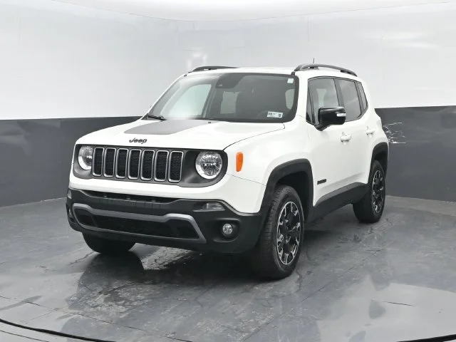 Certified Used 2023 Alpine White Clearcoat Jeep Latitude image 4