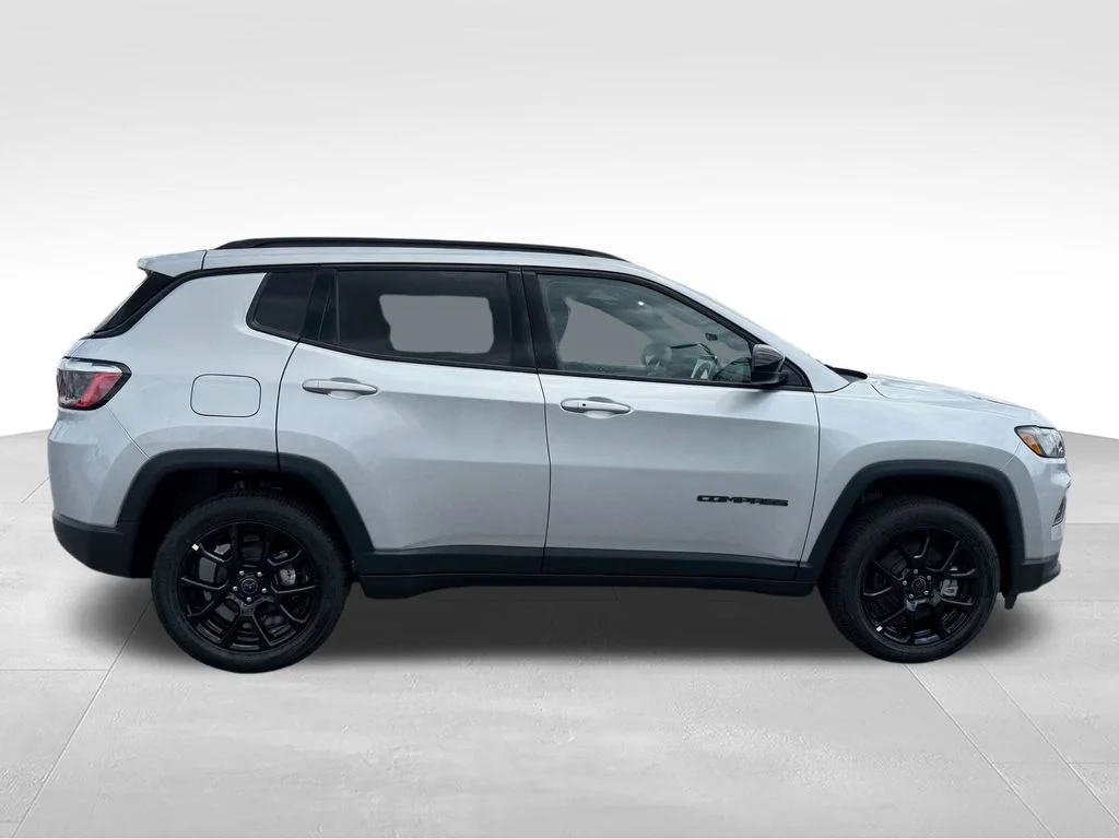 New 2026 Silver Zynith Metallic Clear-Coat Exterior Paint Jeep Latitude image 29