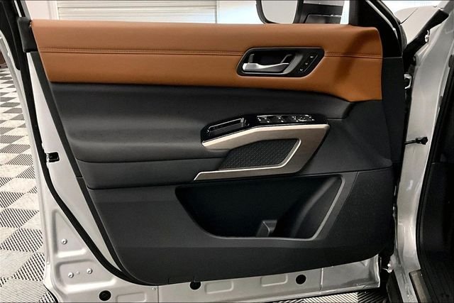 New 2025 Brilliant Silver Metallic Nissan Platinum image 30