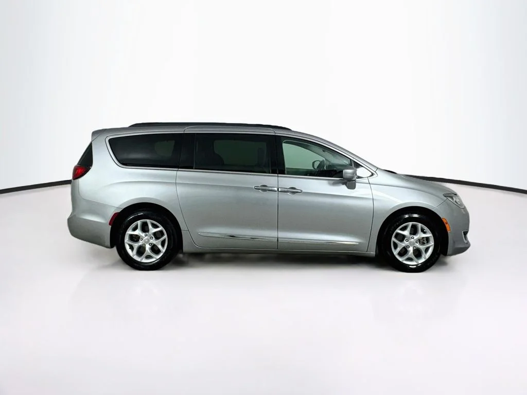 Used 2017 Billet Silver Metallic Clearcoat Chrysler Touring L image 9